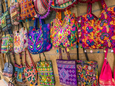 Sadar Bazar की ‘नबी करीम मार्केट’ सुनी है? शादी के लिए 50 रुपए में यहां मिलते हैं चमकदार और ब्रांडेड बैग