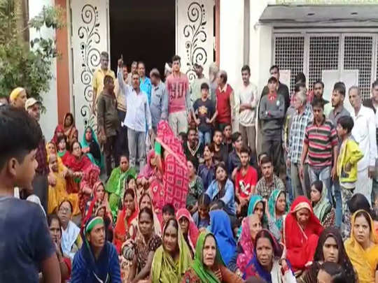 Ujjain: चाल के रहवासियों ने आरएसएस कार्यालय पहुंचकर दी धमकी, हमारे घर टूटे तो राहुल गांधी के सामने ईसाई धर्म अपना लेंगे