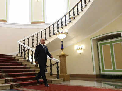 Vladimir Putin News: कैंसर के दावों के बीच ही सीढ़‍ियों से गिरे रूस के राष्‍ट्रपति व्‍लादिमीर पुतिन, डॉक्‍टर परेशान!