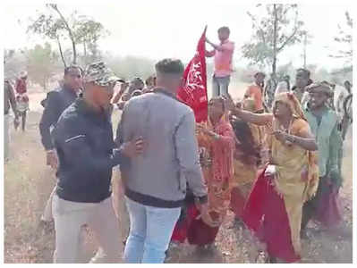 Burhanpur: वन विभाग की जमीन पर तार फेंसिंग तोड़कर अतिक्रमण की कोशिश, हटाने गई टीम के साथ महिलाओं ने की झूमाझटकी 