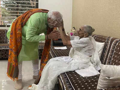 मतदान से पहले PM मोदी ने ल‍िया मां का आशीर्वाद... साथ पी चाय, देखें तस्वीरें