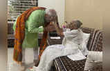 PM Modi with Hiraba:  मतदान से पहले मां के पास पहुंचे मोदी... मां से मिले.... चाय पी और फिर लिया आशीर्वाद, देखें तस्वीरें