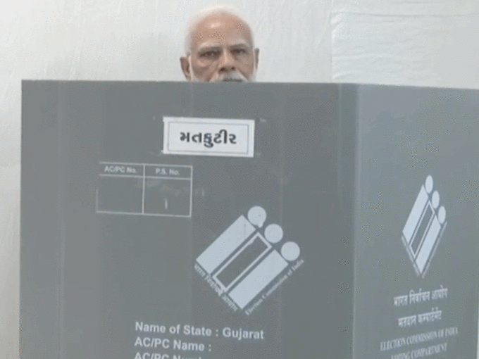 कतार में खड़े हुए मोदी, नंबर आने पर डाला वोट