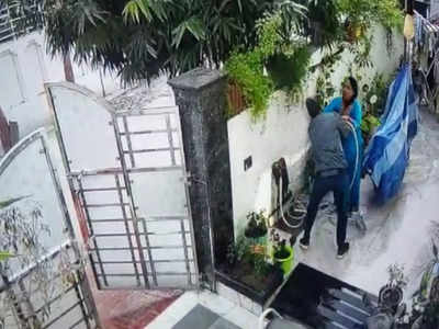 बेखौफ बदमाश ने घर में घुस लूट ली महिला की चेन, आंगन में पौधों को दे रही थी पानी, देखिए वीडियो