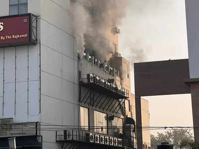 सुबह नाश्ते के टाइम पर पूर्वी दिल्ली के होटल में लगी आग, जान बचाकर सीढ़ियों से भागे लोग