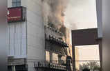 Fire in Hotel: सुबह नाश्ते के टाइम पर पूर्वी दिल्ली के होटल में लगी आग, जान बचाकर सीढ़ियों से भागे लोग