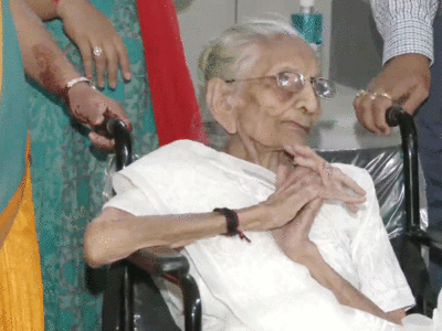 उम्र 100 साल, चल भी नहीं सकतीं, कांपते हाथ... वोट डालने पहुंचीं PM की मां का जज्बा देखिए