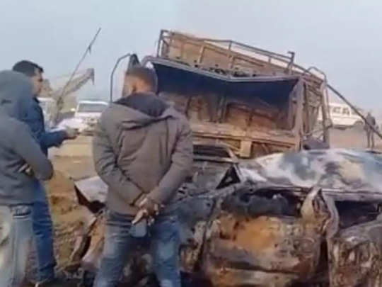 जिंदा जल गया युवक, रीवा में कार और ट्रक की भिड़ंत से हुआ बड़ा हादसा