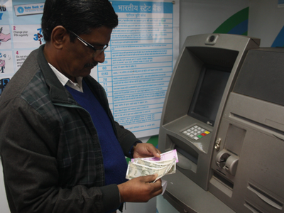 इस सरकारी बैंक ने बदला ATM से कैश निकालने का नियम, ट्रांजैक्शन से पहले जानना जरूरी