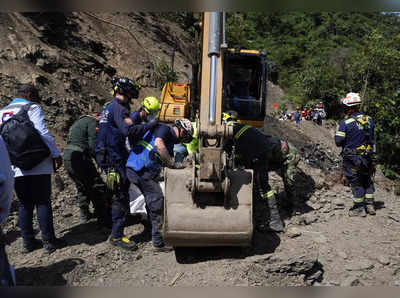 कोलंबिया में खिसका पहाड़, भूस्खलन में अब तक 33 लोगों की मौत, बस समेत कई गाड़ियां मलबे में दफन
