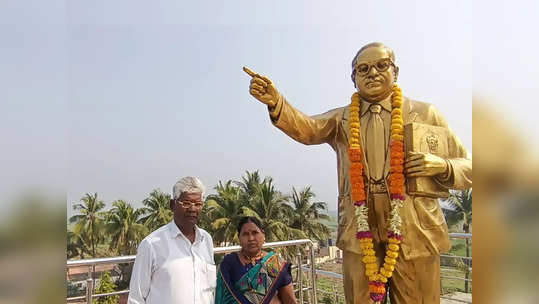 बाबासाहेब तुमच्यासाठी कायपण..!, ६२ वर्षीय माजी मुख्याध्यापकाने घरावरच उभारला ६ फुटी पुतळा