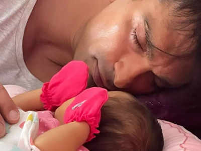Karan-Bipasha Baby Photo: थू थू थू... नजर ना लगे- पापा करण सिंह ग्रोवर की छांव में बेटी की झलक ने जीत लिया दिल 