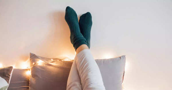 ठंड से बचने के लिए पैरों में मोजे पहन कर सोने की आदत हो सकती है खतरनाक, गर्म रहने के लिए करें ये काम