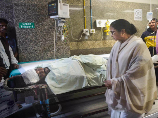 चिंग्ड़ीघाटा दुर्घटना पर मुख्यमंत्री ममता बनर्जी ने जताया शोक, SSKM में घायलों से की मुलाकात 