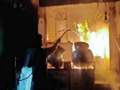 Lucknow Hotel Fire: होटल रंगोली के नीचे बिरयानी दुकान में भड़की आग, एक ग्राहक की मौत, दूसरा झुलसा
