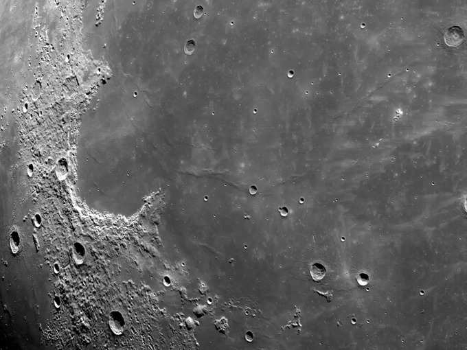 ओरियन ने भेजी चंद्रमा की अद्भुत तस्वीरें