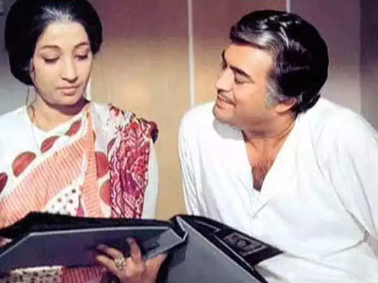 सुचित्रा सिंह ने उड़ा दी थी इंदिरा गांधी की नींद, जब तक प्रधानमंत्री रहीं रिलीज नहीं होने दी उनकी ये फिल्‍म 