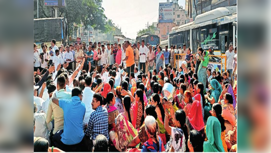 पाण्यासाठी महिला रस्त्यावर; फुरसुंगीमधील पाणीसमस्या तीव्र, 'रास्ता रोको'दरम्यान मोठी वाहतूक कोंडी