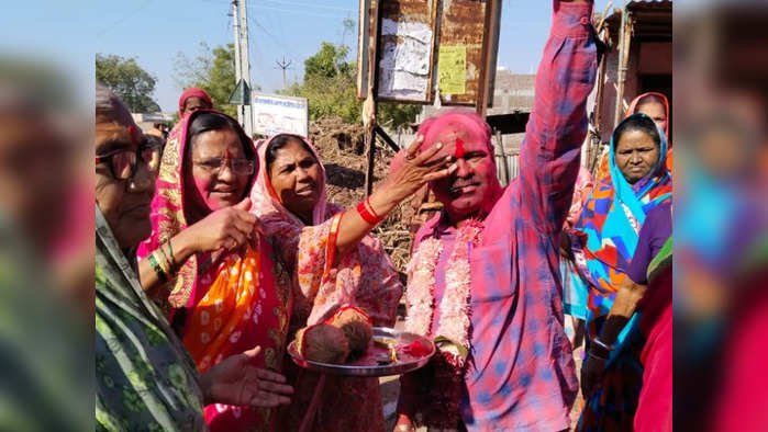 बँडवाला बनला सरपंच, संपूर्ण जिल्ह्यात एकच चर्चा; स्वतःसह अख्खं पॅनलही आणलं निवडून 