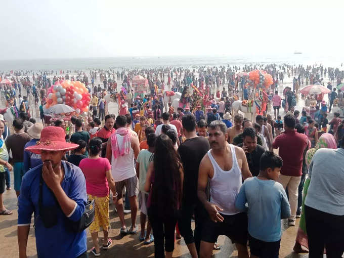 Crowds in Digha before Christmas