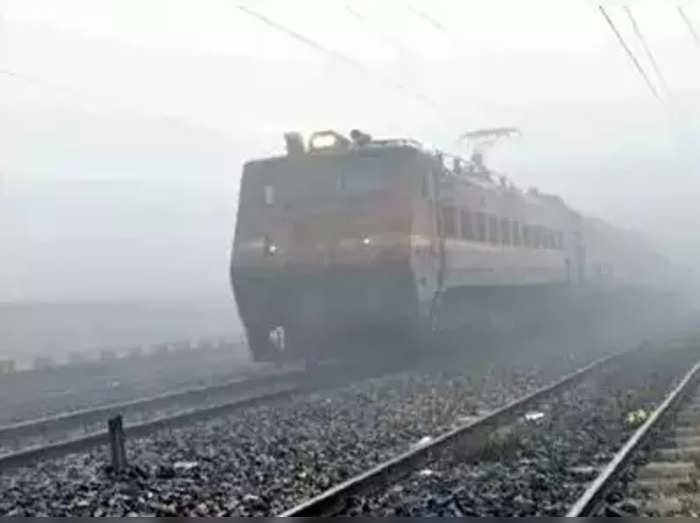 Trains Canceled Today: कोहरे ने थाम दी ट्रेनों की रफ्तार, 284 ट्रेन रद्द, 90 ट्रेनों का संचालन प्रभावित