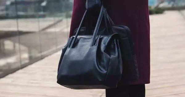 पर्स और हैंडबैग का है शौक, तो इन्‍हें स्टोर करने के लिए अपनाएं ये स्मार्ट तरीके