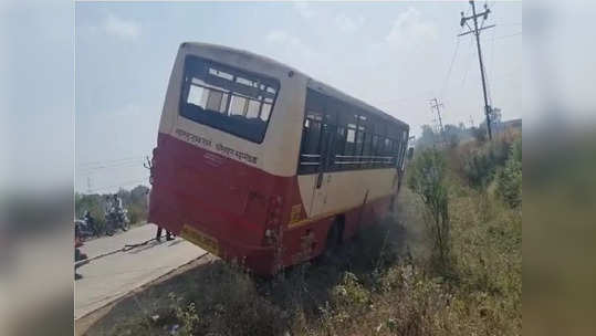 बाईकला वाचवण्यासाठी ड्रायव्हरची शिकस्त, बस खड्ड्यात घातली, दाम्पत्य थोडक्यात बचावलं