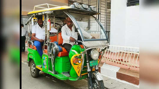 एकीकडे बाकी आमदारांचा फॉर्च्युनर, एंडेव्हरचा ताफा, तर 'हा' आमदार मात्र इ-रिक्षाने अधिवेशनात