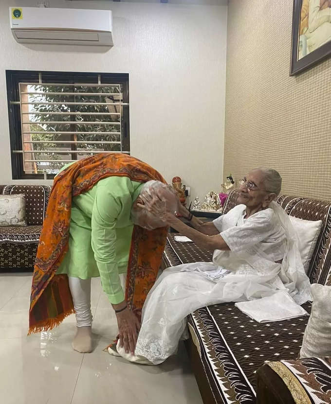 मां का आशीर्वाद लेते पीएम मोदी