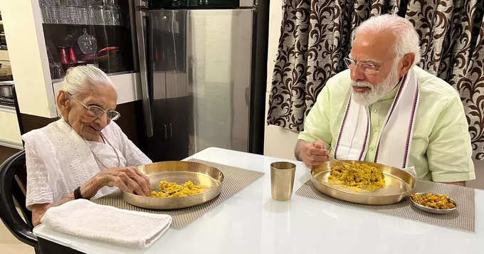 मां के साथ पीएम मोदी