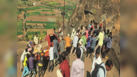 दम लगा के हैशा! अवजड सामानासाठी गाढवं मिळेनात, ४० मजुरांनी 'छोटा हत्ती' शिवनेरीवर चढवला