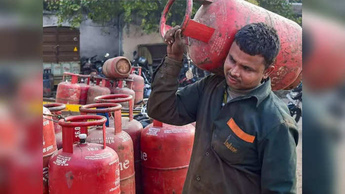 Gas Cylinder Price Hike: புத்தாண்டில் அதிர்ச்சியளித்த கேஸ் சிலிண்டர் விலை... சோகத்தில் மக்கள்!!