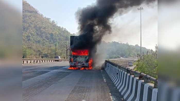 मुंबई-अहमदाबाद महामार्गावर बर्निंग कंटेनरचा थरार, चालक खाली उतरल्याने थोडक्यात बचावला<br>