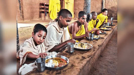 मातीची घरे अन् चुलीवरचा स्वयंपाक, संपूर्ण गावात एकच फोन; ३०० वर्षांपूर्वीची परंपरा जपणारे 'वैदिक गाव'