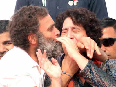 Rahul: राहुल गांधी ने मंच पर ही प्रियंका को किया Kiss, भारत जोड़ो यात्रा में दिखी भाई-बहन की गजब केमिस्ट्री 