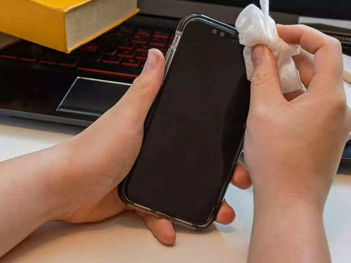 what should be done and what should not be done while cleaning the smartphone know everything