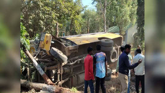 Nashik Bus Accident : देवदर्शनावरुन परतत असताना नियंत्रण सुटल्याने भाविकांच्या बसचा अपघात; १३ जण जखमी