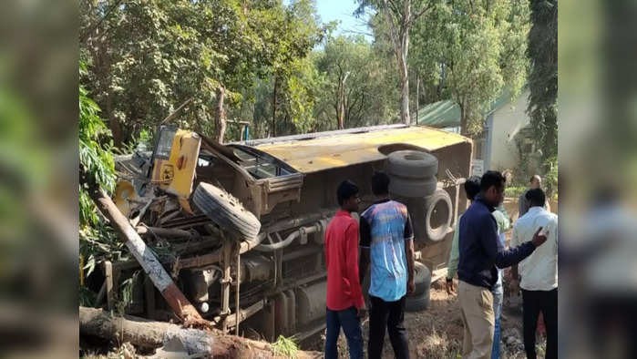 Nashik Bus Accident : देवदर्शनावरुन परतत असताना नियंत्रण सुटल्याने भाविकांच्या बसचा अपघात; १३ जण जखमी 