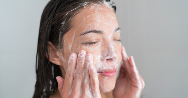 How to use Face Wash: चेहरे पर फेस वॉश लगाते समय न करें ये गलतियां