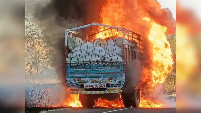 नाशिकमध्ये पुन्हा 'द बर्निंग ट्रक'चा थरार; आगीचे उंचच उंच लोळ, प्लास्टिकमुळे उडाला भडका