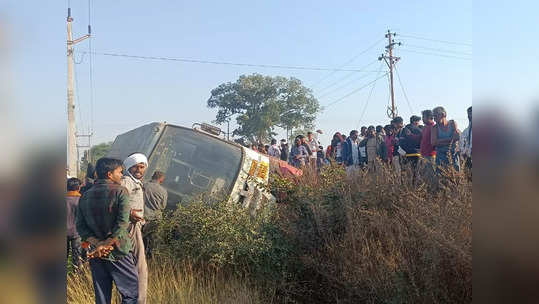 बसमध्ये शालेय विद्यार्थी; चालकाचे गाडीवरील नियंत्रण सुटले, सलग दुसऱ्या दिवशी झाला अपघात