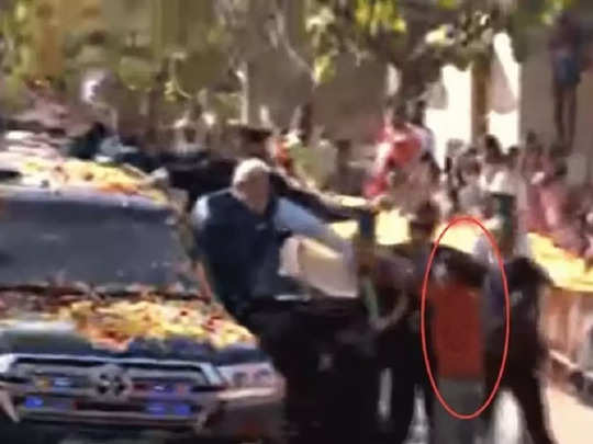 पीएम मोदींचा रोड शो; सुरक्षा कवच भेदत तरुण कारजवळ पोहोचला; मोदींनी काय केलं? पाहा VIDEO 