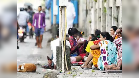 बेघरांचे हाल! टँकर मागवून राहत्या जागांवर ओतले पाणी; पोलिस यंत्रणांकडून माणुसकीला लाजवणारे वर्तन