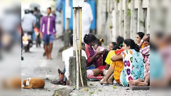 बेघरांचे हाल! टँकर मागवून राहत्या जागांवर ओतले पाणी; पोलिस यंत्रणांकडून माणुसकीला लाजवणारे वर्तन 