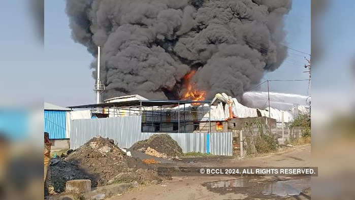 कोल्हापुरात केमिकल कंपनीत भीषण आग, साडेतीन तासांच्या प्रयत्नानंतर आगीवर नियंत्रण ( फोटो- नयन यादवाड )