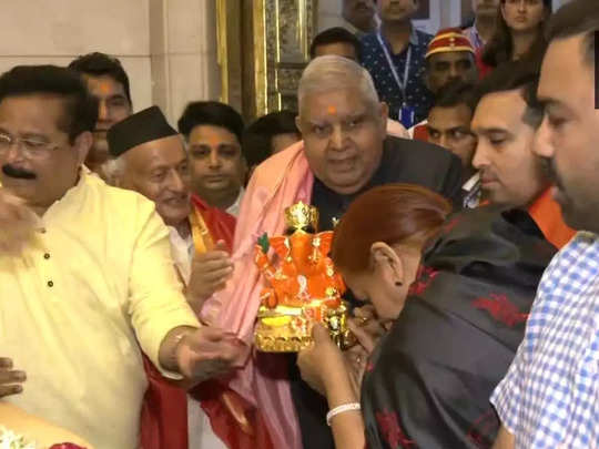 Mumbai News: उपराष्ट्रपति जगदीप धनखड़ ने पत्नी के साथ सिद्धिविनायक मंदिर में पूजा-अर्चना की 