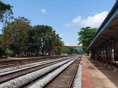 Ramanagar Railway: ರಾಮನಗರ ರೈಲು ನಿಲ್ದಾಣದಲ್ಲಿ ಬಹಿರ್ದೆಸೆಗೆ ಬಯಲೇ ಆಸರೆ:  ಇರುವ ಒಂದು ಶೌಚಾಲಯ ಕೇಂದ್ರಕ್ಕೆ ಬೀಗ