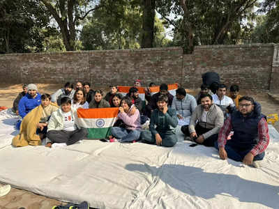 Wrestlers Protest: धरने पर बैठी कुश्ती खिलाड़ियों से मिलीं दिल्ली महिला आयोग अध्यक्ष स्वाति मालीवाल 