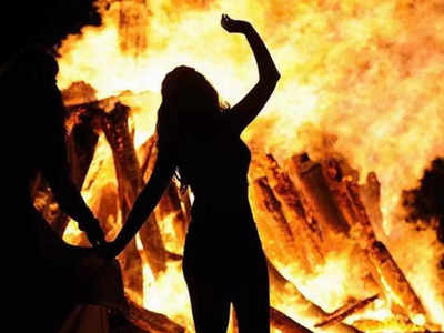 बिहार: डीजे पर डांस करने से किया इनकार, तो मनचलों ने लड़की को किया आग के हवाले 