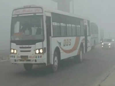 Haryana Weather: दिल्ली से सटे बहादुरगढ़ में पसरी कोहरे को चादर, विजिबिलिटी कम; सड़कों पर रेंग रही गाड़ियां